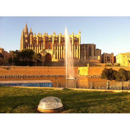 <p>Acabado Base plana iluminando parking público de la Catedral de Palma de Mallorca ( La Seu )</p>